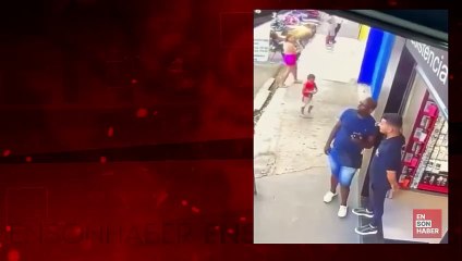 Küçük çocuğun oyuncağı, sohbete dalan 2 adamın aklını almış