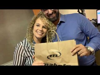Locutora de Salvador é pedida em casamento ao vivo durante programa