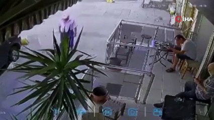 İstanbul’da kahvehanede silahlı gasp kamerada