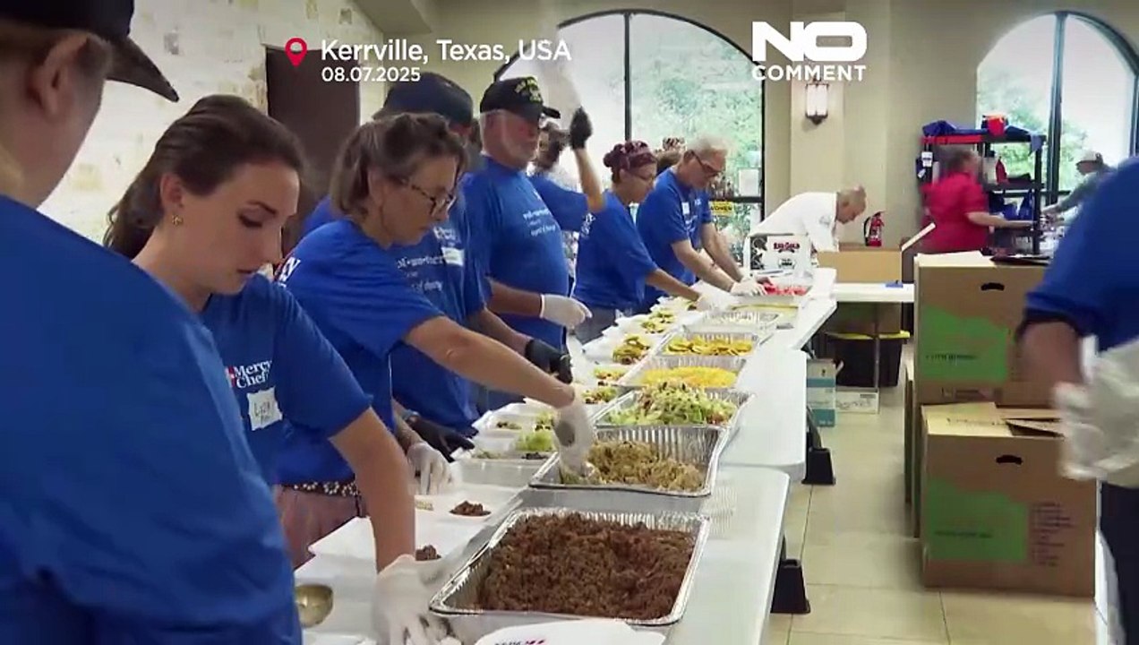 Freiwillige teams bereiten mahlzeiten zu, während die fluthilfe in texas weitergeht