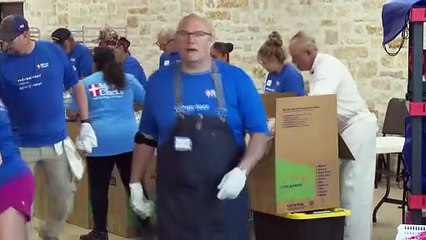 Equipas de voluntários preparam refeições enquanto recuperação das cheias no Texas continua