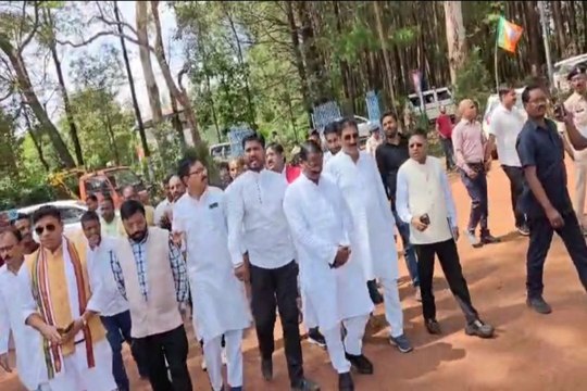 मैनपाट पुलिस ने पूर्व मंत्री अमरजीत भगत समेत कांग्रेसियों को लिया हिरासत में, सीएम से जा रहे थे मिलने