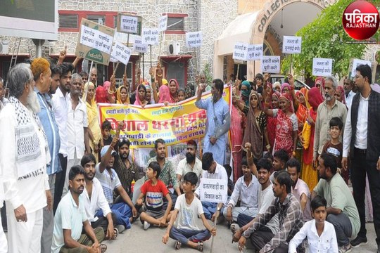 Pali News : वार्डवासियों का कलक्ट्रेट पर प्रदर्शन, बोले : सड़कें क्षतिग्रस्त, अंतिम संस्कार के लिए ले भी जाना होता है मुश्किल
