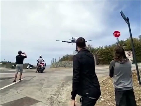 Un jet privé vole en rase-motte avant son atterrissage à Saint-Barth