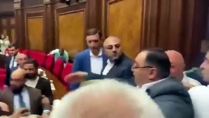 Ermenistan Meclisi'nde 'Türk'ün oğlu' gerilimi