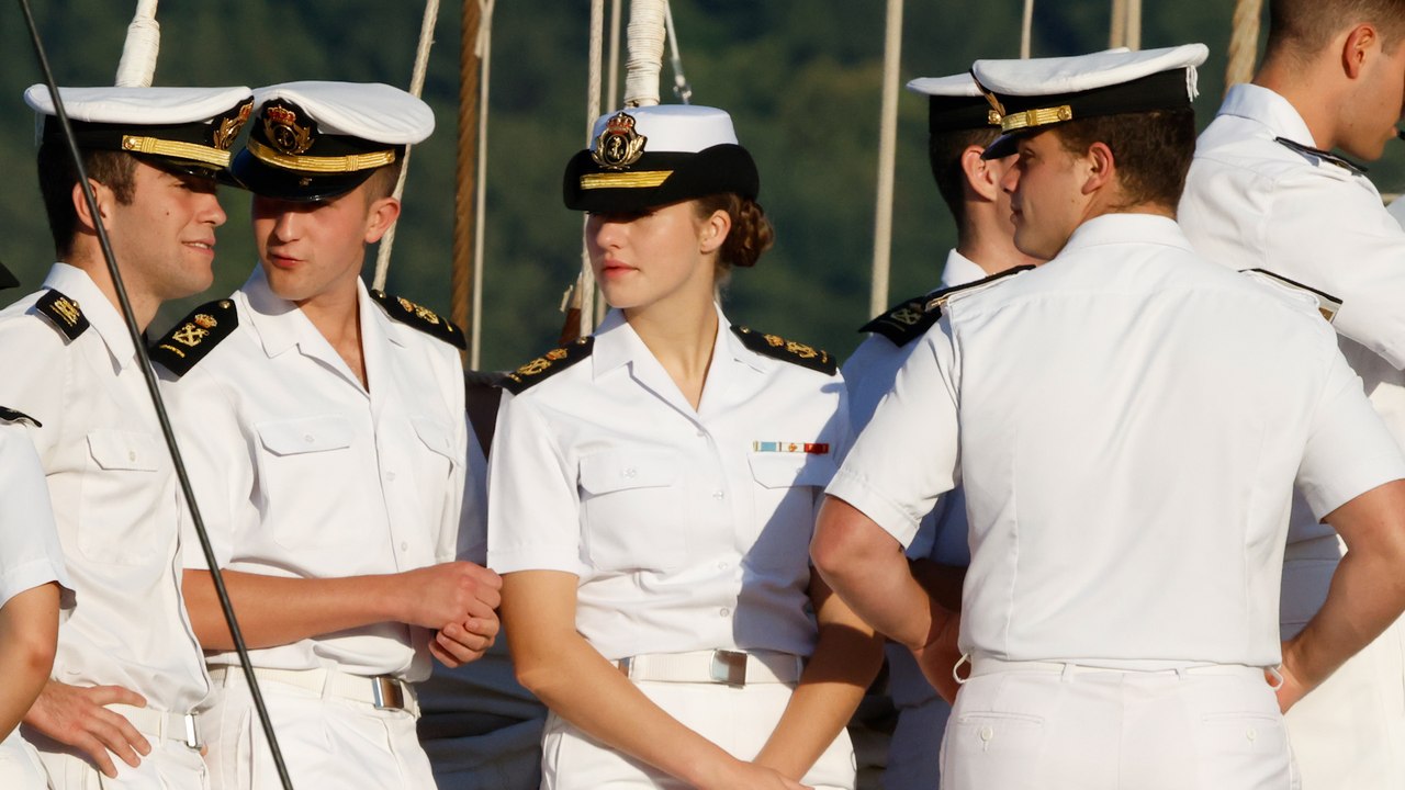 Leonor, en el buque Elcano, atraca en el puerto de Ferrol junto a sus compañeros guardiamarinas