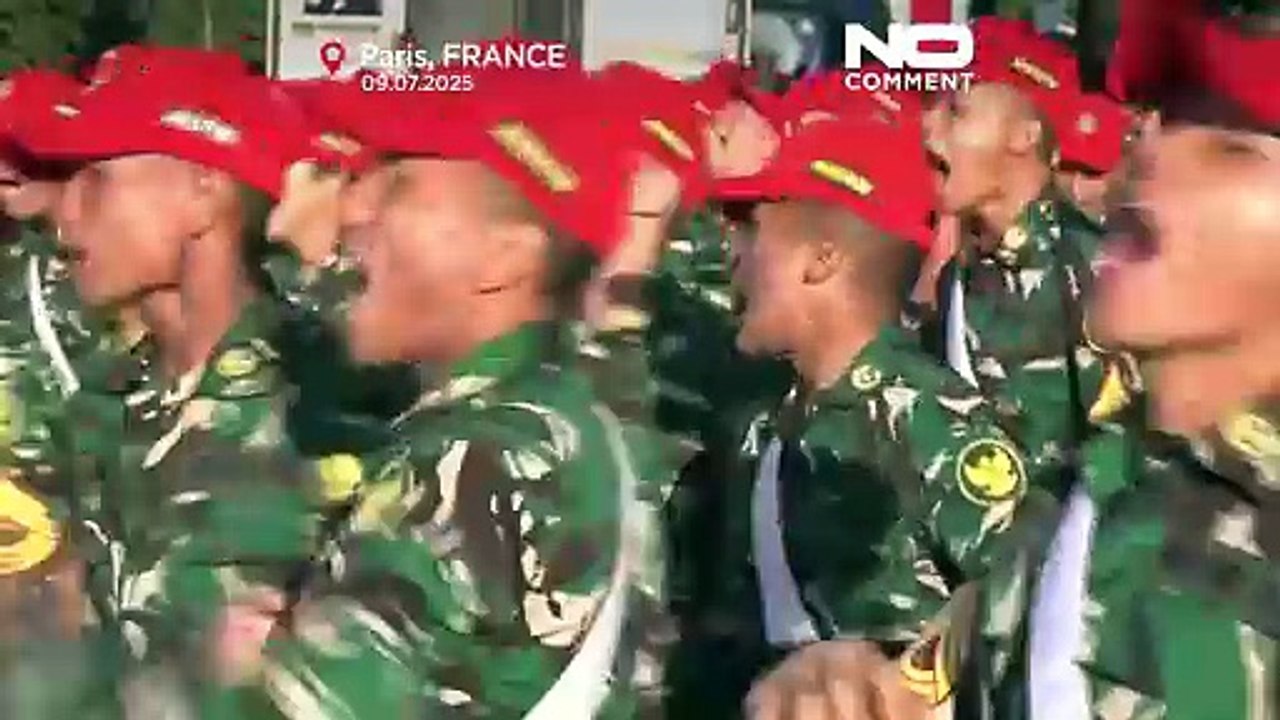 تمرین نیروهای نظامی اندونزی برای رژه تاریخی روز ملی فرانسه در پاریس
