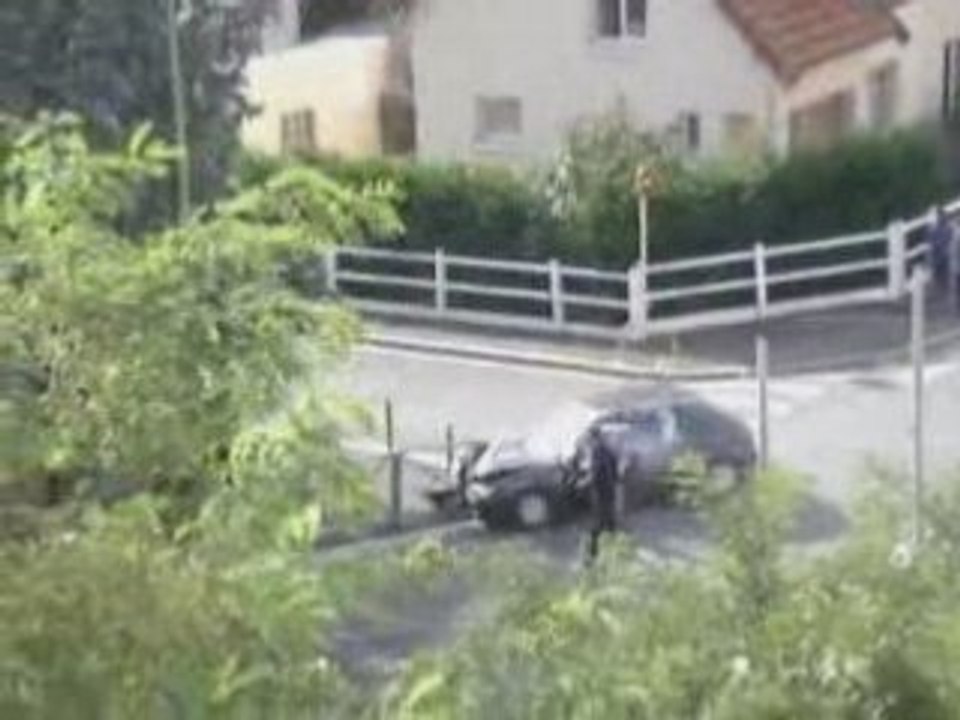 Police Française poursuite moto crash voiture