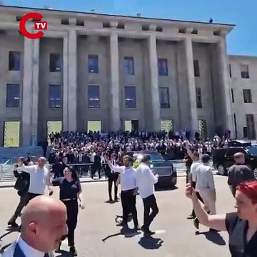 CHP milletvekilleri TBMM'den Adalet Bakanlığı'na yürüdü. AK Partililer milletvekillerine Recep Tayyip Erdoğan sloganlarıyla karşılık verdi
