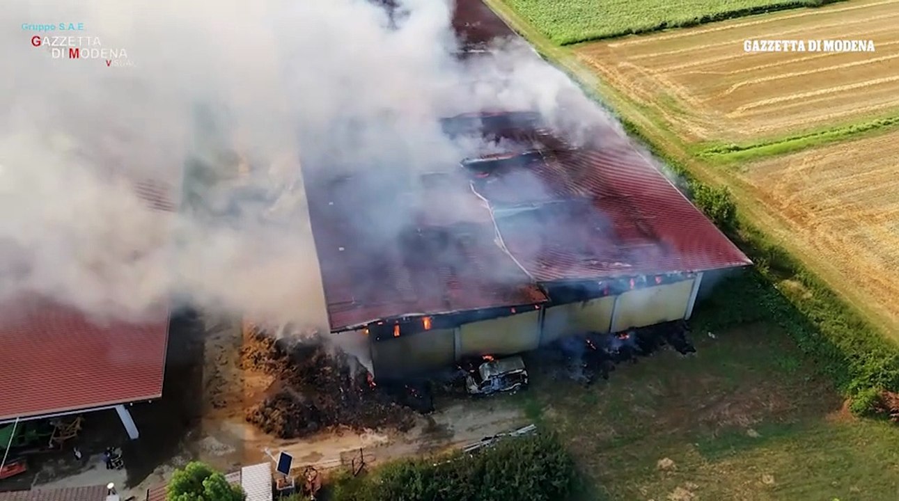 Incendio ad Albareto: a fuoco migliaia di rotoballe in un fienile