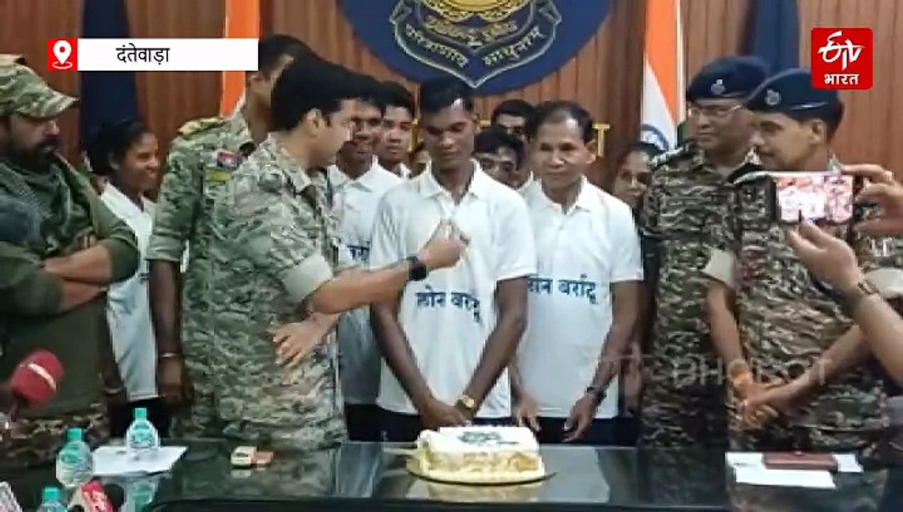 लोन वर्राटू अभियान में बड़ी सफलता; 12 नक्सलियों के सरेंडर के साथ 1000 आत्मसमर्पण का बना रिकॉर्ड; केक काटकर किया गया सेलिब्रेट
