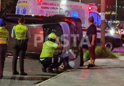 Taxi de aplicación sufre volcadura y deja 3 heridos en Monterrey