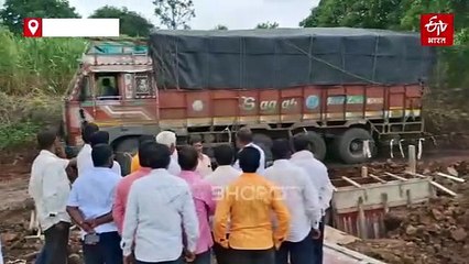 विद्यार्थ्यांनी सांगितलेलं खोटं वाटलं म्हणून अभियंता रस्त्याची पाहणी करायला गेले अन् डोळ्यादेखत ट्रक कोसळला! पाहा व्हिडिओ