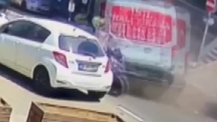 Üsküdar’da 3 aracın karıştığı zincirleme kazada motosikletli ağır yaralandı