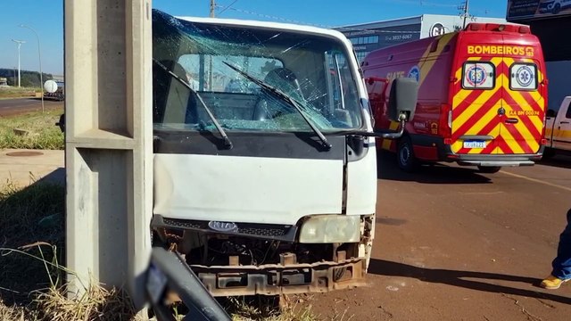 Homem fica ferido após bater veículo contra poste no Loteamento Colina Dourada, em Cascavel