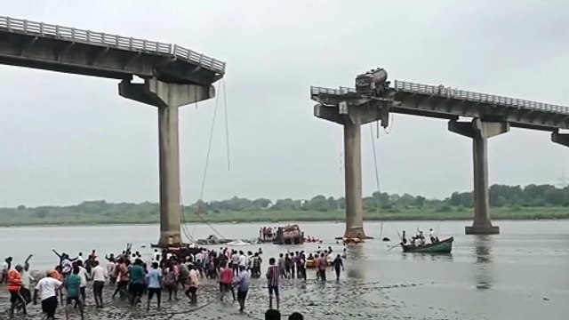 В Индии обрушился автомобильный мост. Есть жертвы