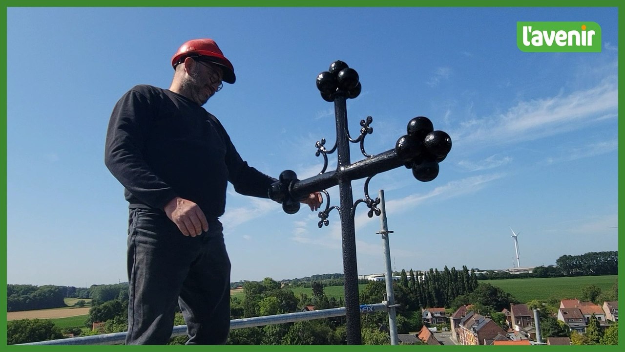 La croix de l'église de Froyennes de retour sur son clocher ce mercredi 9 juillet 2025