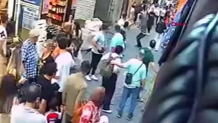 Fatih'te meydan kavgası: 3 kişi, sokakta tartıştıkları 1 kişiyi tekme ve sopalarla saldırdı