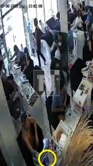MUJER ROBA CELULAR EN SALÓN DE BELLEZA