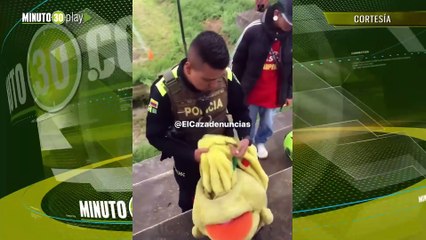 ¿Cómo lo ve pues? Policía le quiso meter marihuana a un artista en Pasto para capturarlo, pero quedó grabado en video
