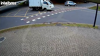 Motoboy fica gravemente ferido em acidente com SUV na contramão