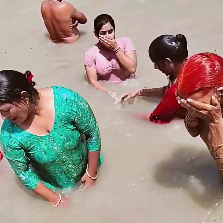 साड़ी की नमी में छुपा विश्वास – गंगा स्नान का अनुभव