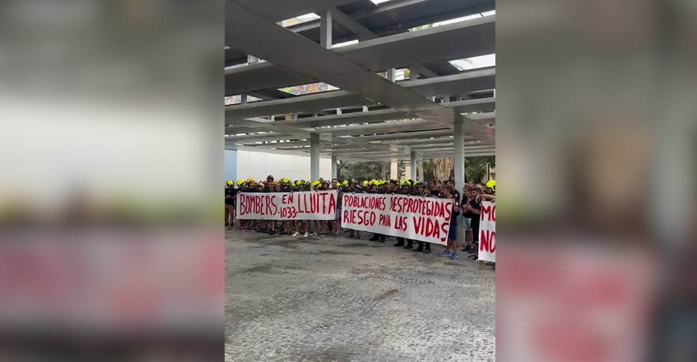 Bomberos del Consorcio Provincial reciben con gritos de "¡Mazón dimisión!" a Vicente Mompó