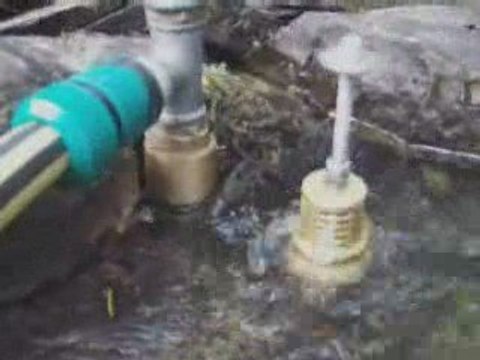 Petit bélier hydraulique dans un ruisseau Ram pump