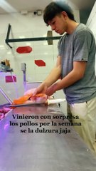 ¡Con sorpresa! Carnicero encontró algo inesperado dentro una pechuga de pollo (Video)
