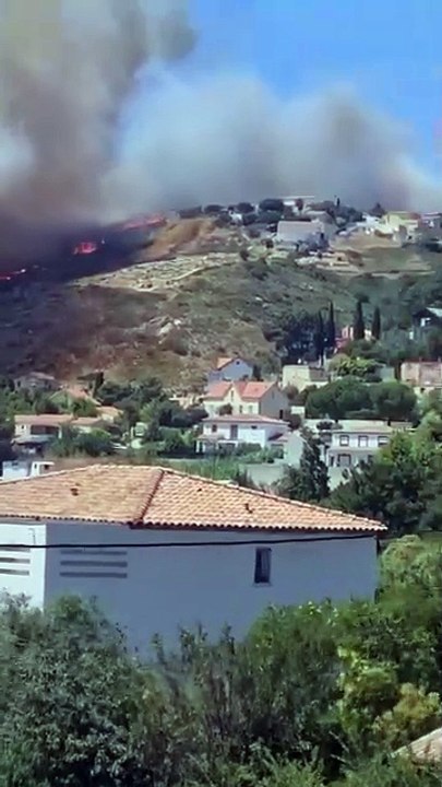 🇫🇷🔥 Un important incendie s'est déclaré aux portes de Marseille, dans le secteur des Pennes-Mirabeau, après l'incendie d'une voiture sur l'autoroute.  Plus de 300 hectares ont brûlé. Des personnes sont évacuées