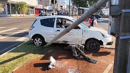 Após colisão com Kombi, Ford Ka invade calçada e derruba placa de sinalização