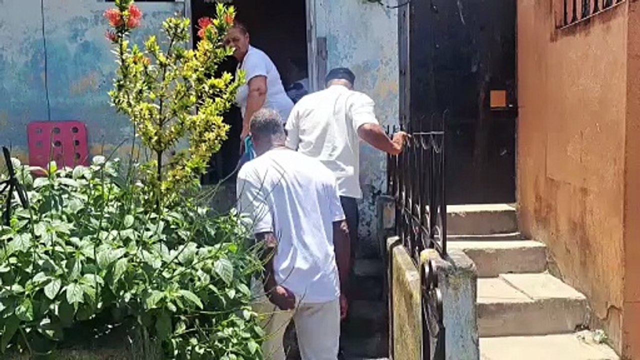“Se llevaron los niños y cerraron la casa”: den...