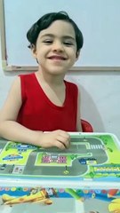 Paulo pronunciando as cores em inglês