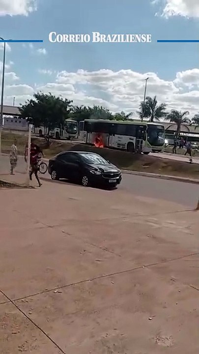 Manifestantes contra derrubada ateiam fogo em ônibus na Ceilândia
