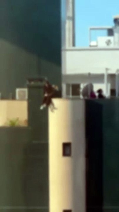 Adolescente arrisca a vida sentada no topo de prédio em Balneário Camboriú