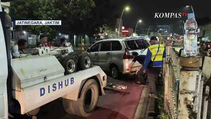 Sopir Taksi Online Tabrak Separator Demi Hindari Pemotor, Begini Kronnologinya