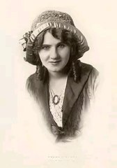 Florence Lawrence inicia su carrera con tan solo tres años de edad.💎