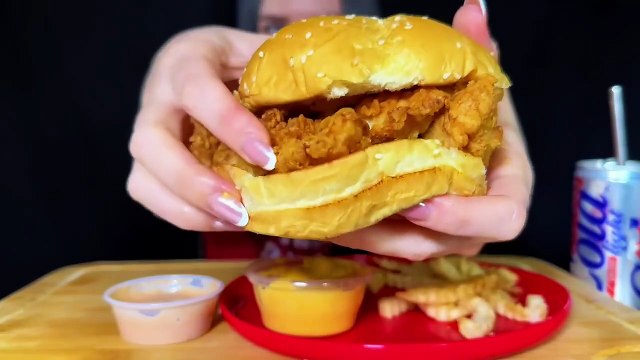 RAISING CANES CHICKEN FINGERS, BURGER _ SANDWICH & FRIES _ FAST FOOD _ ASMR MUKBANG