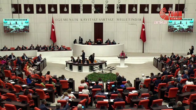 Meclis Başkanvekili Bekir Bozdağ, kanun teklifi görüşmeleri sırasında AKP sıralarından gelen kahkahaya tepki gösterdi: Burası kahvehane değil, dışarı çıkın!