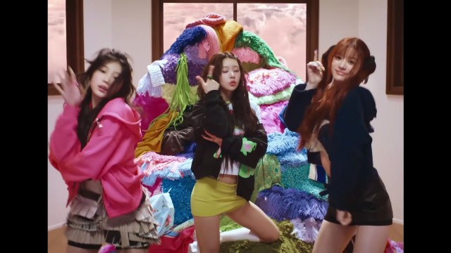 ILLIT Tick-Tack Official MV