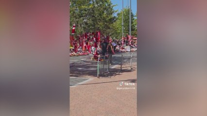 Alisson consuela a un fan en el homenaje del Liverpool a Diego Jota