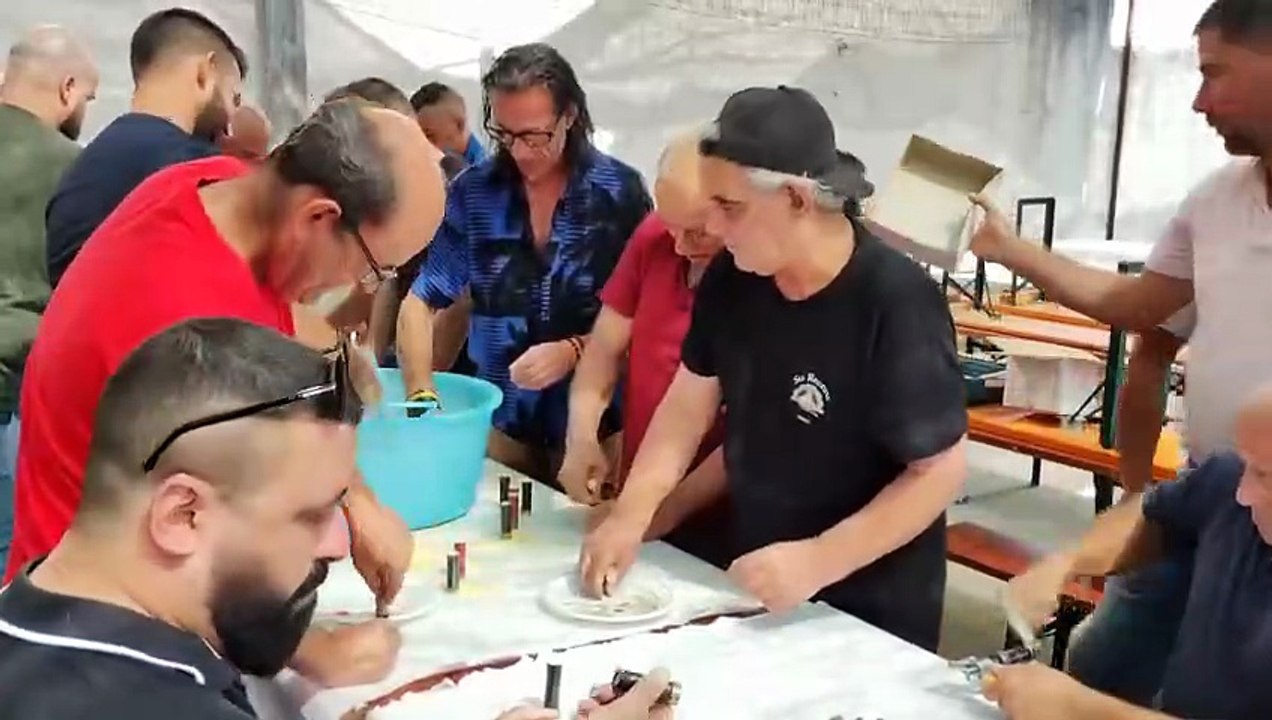 Grande attesa a Sedilo per l'Ardia a piedi: le immagini del rito della carica delle oltre 1200 cartucce