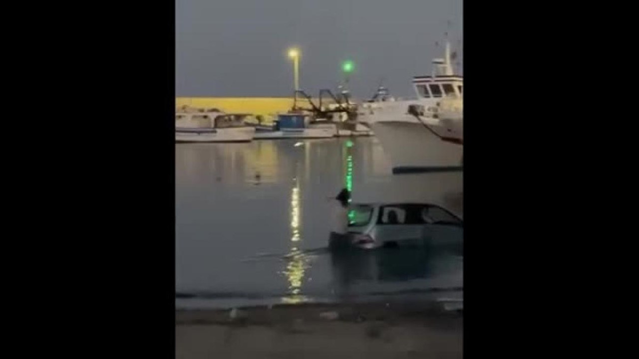 Finisce nell'acqua del porto con l'auto, esce illeso e dice: «Non posso stare qui, domani devo fare 200 pizze»