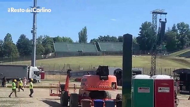 Max Pezzali, prime prove sul mega palco del concerto di Imola