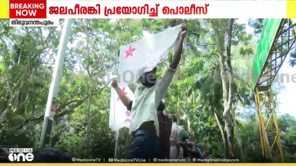 ജലപീരങ്കി പ്രയോഗിച്ചിട്ടും പിന്മാറാതെ പ്രതിഷേധക്കാർ; പോയില്ലെങ്കിൽ കണ്ണീർവാതക പ്രയോഗമെന്ന് പൊലീസ്‌