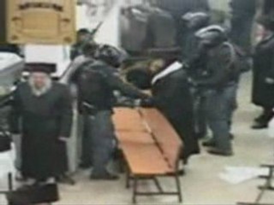Police sioniste attaque synagogue juif