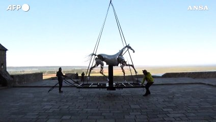 Parigi 2024, il cavallo Zeus "atterra" a Mont Saint-Michel