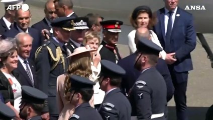 Macron offre la mano a Brigitte per scendere dall'aereo, lei fa da se'