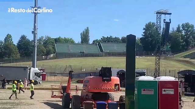Max Pezzali, prime prove sul mega palco del concerto di Imola