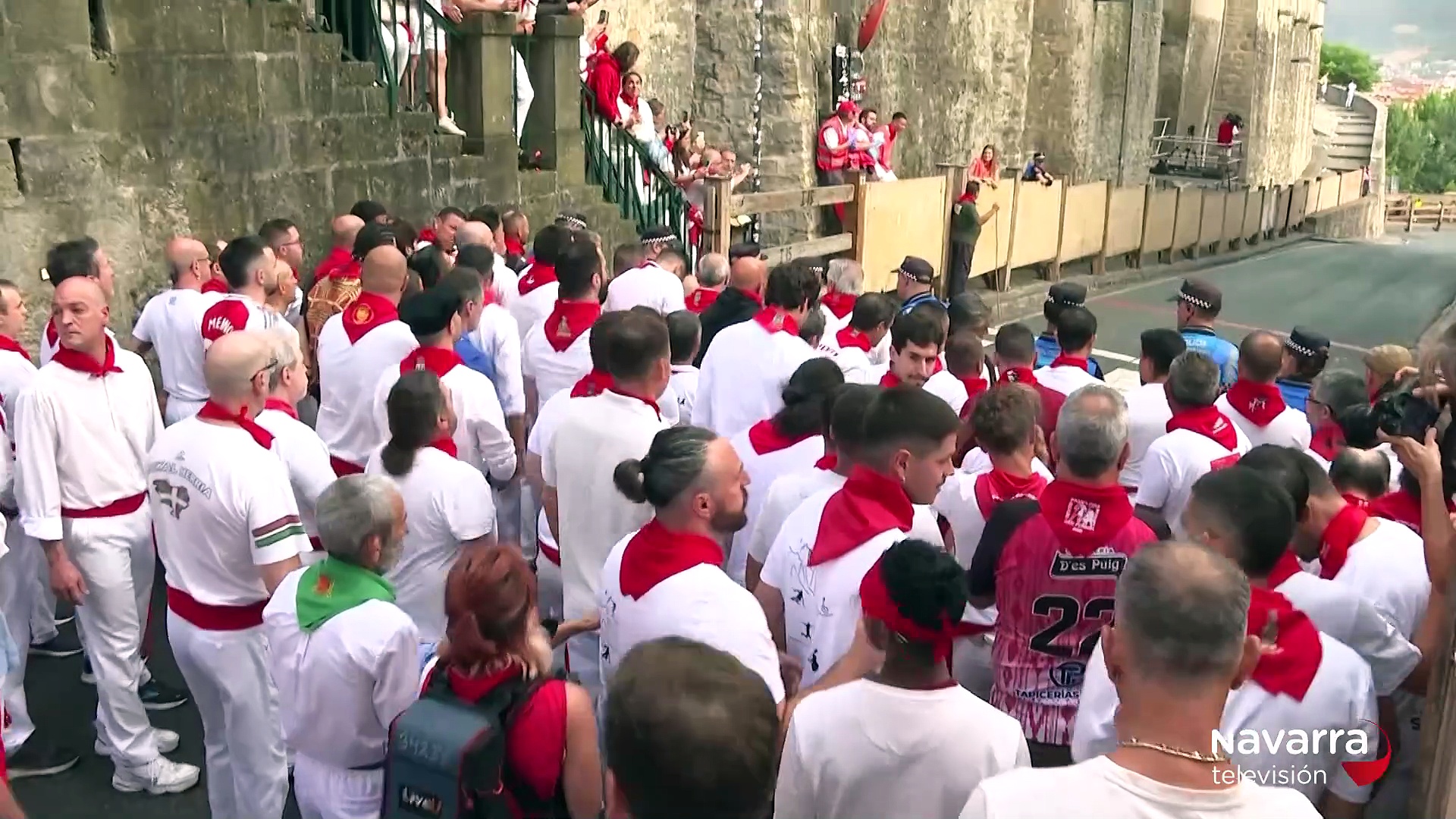 Un monje budista japonés se atreve a correr el encierro